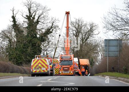 Leicester, Leicestershire, Royaume-Uni 23 février 2021. ROYAUME-UNI. Les services de récupération assistent à un incident de circulation routière sur l'A607 à Brooksby, Leicestershire, où un camion-benne a été renversé. Alex Hannam/Alamy Live News Banque D'Images