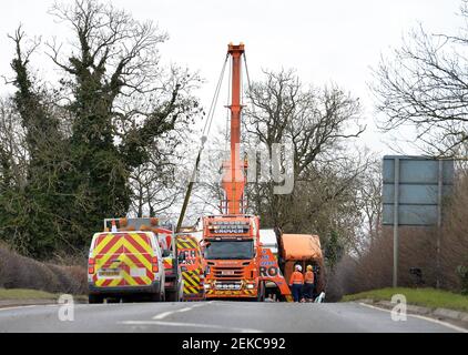 Leicester, Leicestershire, Royaume-Uni 23 février 2021. ROYAUME-UNI. Les services de récupération assistent à un incident de circulation routière sur l'A607 à Brooksby, Leicestershire, où un camion-benne a été renversé. Alex Hannam/Alamy Live News Banque D'Images