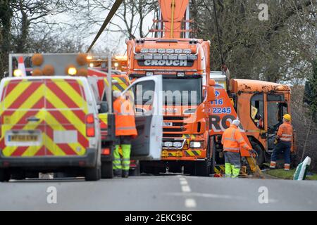 Leicester, Leicestershire, Royaume-Uni 23 février 2021. ROYAUME-UNI. Les services de récupération assistent à un incident de circulation routière sur l'A607 à Brooksby, Leicestershire, où un camion-benne a été renversé. Alex Hannam/Alamy Live News Banque D'Images