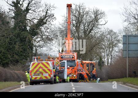 Leicester, Leicestershire, Royaume-Uni 23 février 2021. ROYAUME-UNI. Les services de récupération assistent à un incident de circulation routière sur l'A607 à Brooksby, Leicestershire, où un camion-benne a été renversé. Alex Hannam/Alamy Live News Banque D'Images