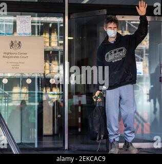 Londres, Royaume-Uni. 23 février 2021. Londres, Royaume-Uni 23 février 2021. Le protestataire anti HS2 Larch Maxey quitte le tribunal de haute-bury après son expulsion du tunnel des jardins de la place Euston. Le Dr Maxey a passé 27 jours dans le tunnel, partant après que les huissiers ont enlevé tous ses biens, la nourriture et l'eau. Les manifestants font campagne contre le projet HS2 proposé et la destruction d'arbres et d'espaces verts dans la capitale Credit: Denise Laura Baker/Alay Live News Banque D'Images