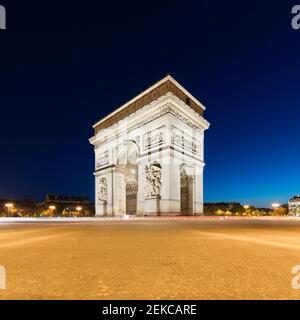 France, Ile-de-France, Paris, Arc de Triomphe la nuit Banque D'Images