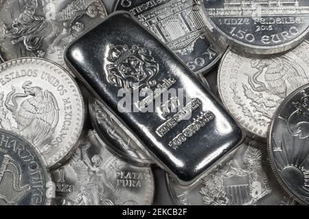 Pile de pièces de monnaie et de barres de lingots d'argent pur Banque D'Images