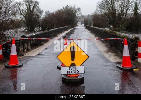 Dunmanway, West Cork, Irlande. 23 février 2021. La route R587 Dunmanway to Macroom a été fermée aujourd'hui par le Conseil du comté de Cork après que les eaux d'inondation l'ont rendue impasible. West Cork est actuellement sous le met Éireann Orange Rain Warning, qui est en place jusqu'à demain. Crédit : AG News/Alay Live News Banque D'Images