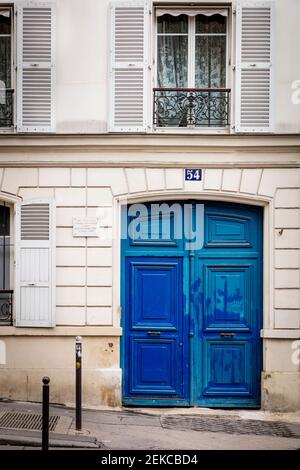 Porte bleue d'entrée à la maison au 54 rue Lepic - occupé par Vincent et Theo Van Gogh 1886-1888, Montmartre, Paris, France Banque D'Images