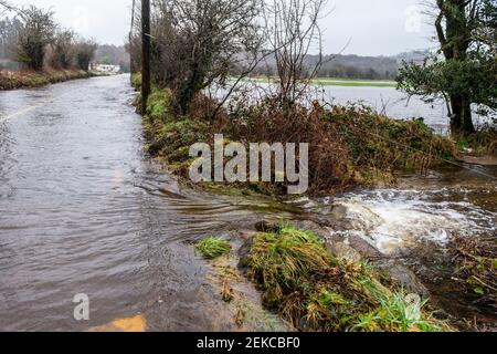 Dunmanway, West Cork, Irlande. 23 février 2021. La route R587 Dunmanway to Macroom a été fermée aujourd'hui par le Conseil du comté de Cork après que les eaux d'inondation l'ont rendue impasible. West Cork est actuellement sous le met Éireann Orange Rain Warning, qui est en place jusqu'à demain. Crédit : AG News/Alay Live News Banque D'Images