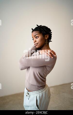 Jeune femme auto-embrassant à la maison Banque D'Images