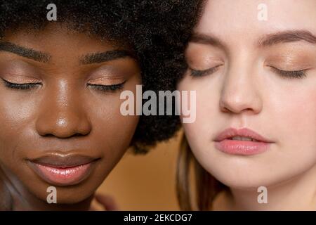 Modèle multi-ethnique d'amis féminins avec les yeux fermés Banque D'Images