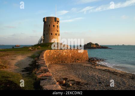 Tour le Hocq à Jersey, une des îles Anglo-Normandes. La tour a été construite en 1781 pour se défendre contre l'invasion de la mer. Banque D'Images