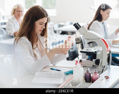 Chercheurs en manteaux blancs travaillant en laboratoire Banque D'Images