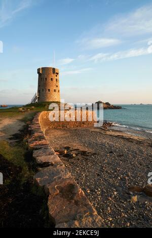 Tour le Hocq à Jersey, une des îles Anglo-Normandes. La tour a été construite en 1781 pour se défendre contre l'invasion de la mer. Banque D'Images