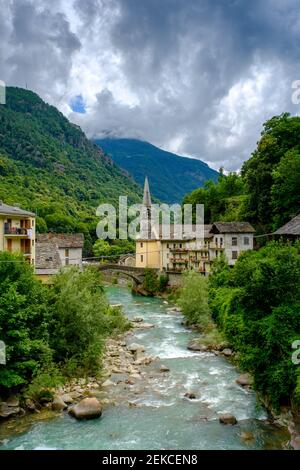 Italie, Gressoney-la-Trinite, village de Riverside à Val di Gressoney Banque D'Images