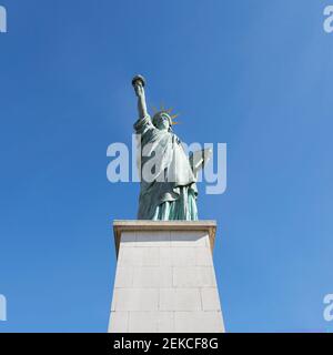 France, Ile-de-France, Paris, réplique de la Statue de la liberté debout dans un ciel bleu clair Banque D'Images