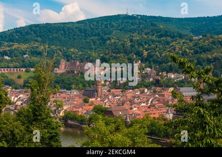 Allemagne, Bade-Wurtemberg, Heidelberg, vieille ville avec château de Heidelberg et collines boisées en arrière-plan Banque D'Images