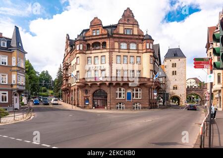 Hôtel historique par gare avec ciel nuageux à Bahnhof Street et Karl Square à Eisenach, Allemagne Banque D'Images
