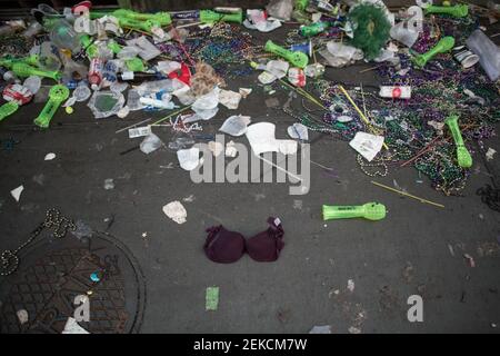 Rues remplies de déchets le matin après Mardi gras, la Nouvelle-Orléans, Louisiane, États-Unis. Banque D'Images