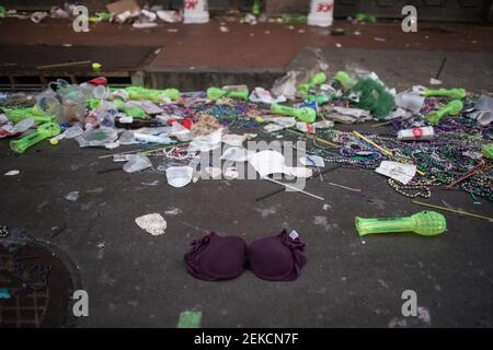 Rues remplies de déchets le matin après Mardi gras, la Nouvelle-Orléans, Louisiane, États-Unis. Banque D'Images