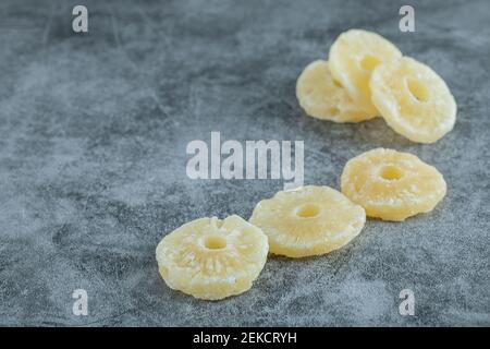 Tranches d'ananas séchées sur fond gris Banque D'Images