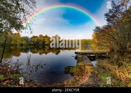 Bassin du moulin de Slaugham sous un arc-en-ciel. Slaugham, West Sussex, Angleterre, Royaume-Uni. Banque D'Images