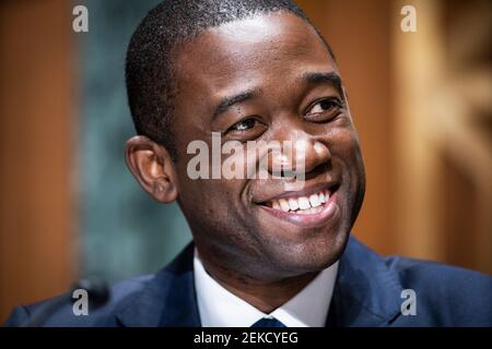 Washington, DC, États-Unis. 23 février 2021. L'économiste Adeyemo témoigne devant le Comité des finances du Sénat lors de son audition de confirmation pour être vice-secrétaire au Trésor dans le bâtiment Dirksen du Bureau du Sénat à Washington, DC, Etats-Unis, 23 février 2021.Credit: Jim LoScalzo/Pool via CNP | usage Worldwide Credit: dpa/Alay Live News Banque D'Images