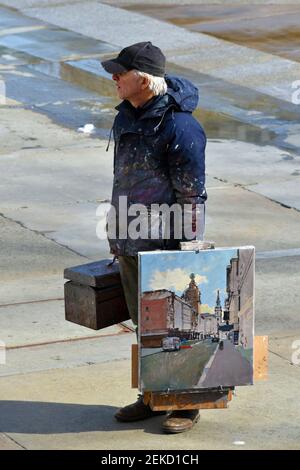 Londres, Royaume-Uni. 23 février 2021. Des coups de vent éclatent les fontaines de Trafalgar Square par beau soleil. Credit: JOHNNY ARMSTEAD/Alamy Live News Banque D'Images