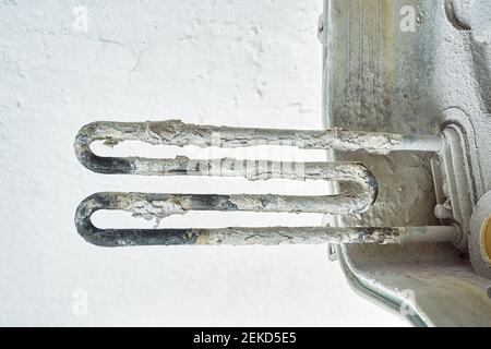 chauffage du lave-linge défectueux. placez et mettez de la tartre sur l'élément chauffant Banque D'Images