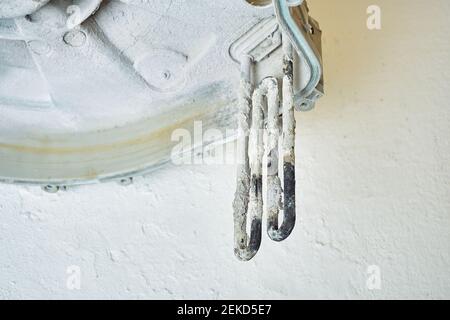 chauffage du lave-linge défectueux. élément du réservoir du lave-linge Banque D'Images