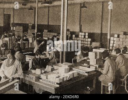 Photo de presse ancienne montrant des employés de l'usine Kodak Camera à Harrow, Londres, Angleterre, qui emballait des papiers photographiques. Kodak Works, Harrow était un centre de recherche et de développement dans le domaine de la fabrication de photographies situé à Headstone Drive, Harrow, dans le nord-ouest de Londres. Le département de laboratoire de Harrow a ouvert ses portes en 1929 et est devenu le centre de recherche européen de Kodak. Banque D'Images