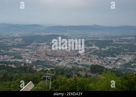 Vue sur la ville de Guimaraes depuis le sanctuaire Santuario da Penha, au Portugal Banque D'Images