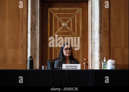 Washington, DC, États-Unis. 23 février 2021. Deb Haaland, membre du parti démocrate, s'exprime lors de l'audience du Comité sénatorial de l'énergie et des ressources naturelles sur sa nomination au poste de secrétaire à l'intérieur de Capitol Hill à Washington, DC, le 23 février 2021. (Photo par Pool/Sipa USA) crédit: SIPA USA/Alay Live News Banque D'Images