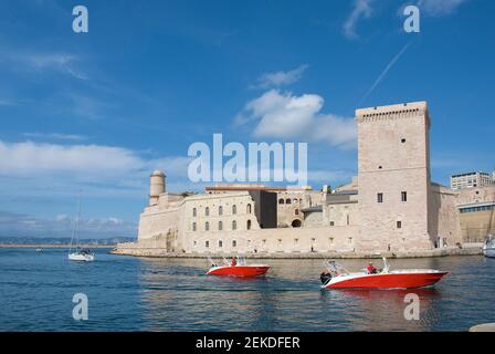 Vieux château 'Saint Jean' et le port 'Vieux Port' de Marseille dans le sud de la France Banque D'Images