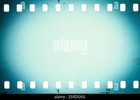 Texture ou surface poussiéreuse et rugueuse du film 35 mm. Film perforé isolé sur fond blanc. Banque D'Images