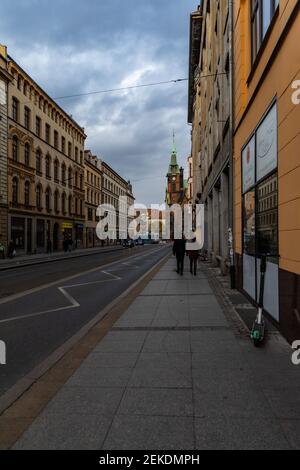 Wroclaw, Pologne - 1 mars 2020 rue long Krupicza avec la vieille tour à la fin Banque D'Images