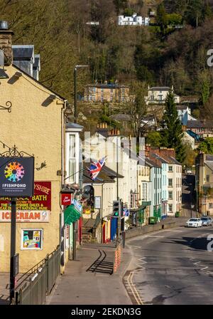 Boutiques et maisons sur la colline à Matlock Bath A. Village touristique populaire dans la région de Derbyshire Dales de la Peak District Angleterre Royaume-Uni Banque D'Images