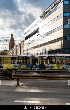 Wroclaw, Pologne - 1er mars 2020 ancien tramway dans la rue à l'après-midi ensoleillé Banque D'Images