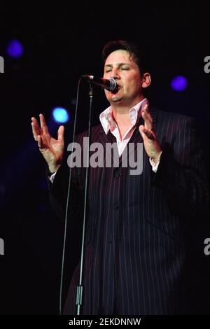 Tony Hadley sur scène au concert « The Here and Now 80 » qui s'est tenu à Wembley Arena à Londres, Royaume-Uni. 25 avril 2002 Banque D'Images