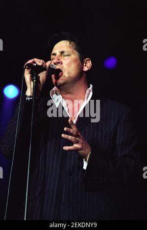 Tony Hadley sur scène au concert « The Here and Now 80 » qui s'est tenu à Wembley Arena à Londres, Royaume-Uni. 25 avril 2002 Banque D'Images