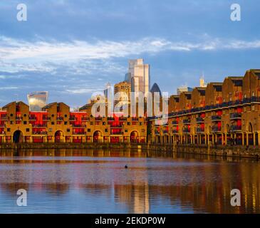 Logement Shadwell Basin en direction de la ville de Londres Banque D'Images