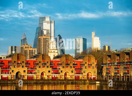 Logement Shadwell Basin en direction de la ville de Londres Banque D'Images