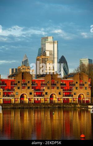 Logement Shadwell Basin en direction de la ville de Londres Banque D'Images