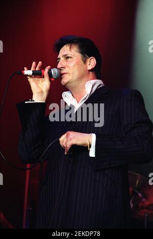 Tony Hadley sur scène au concert « The Here and Now 80 » qui s'est tenu à Wembley Arena à Londres, Royaume-Uni. 25 avril 2002 Banque D'Images