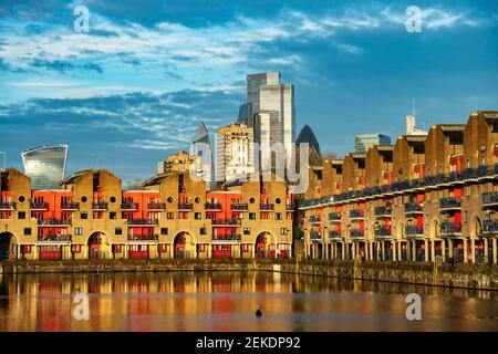 Logement Shadwell Basin en direction de la ville de Londres Banque D'Images