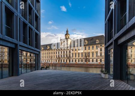 Wroclaw, Pologne - 1er mars 2020 façade de l'ancien bâtiment de l'université de Wroclaw, près de la rivière Banque D'Images