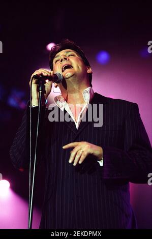 Tony Hadley sur scène au concert « The Here and Now 80 » qui s'est tenu à Wembley Arena à Londres, Royaume-Uni. 25 avril 2002 Banque D'Images