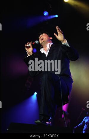 Tony Hadley sur scène au concert « The Here and Now 80 » qui s'est tenu à Wembley Arena à Londres, Royaume-Uni. 25 avril 2002 Banque D'Images