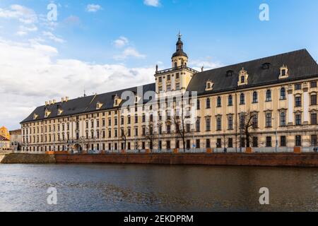 Wroclaw, Pologne - 1er mars 2020 façade de l'ancien bâtiment de l'université de Wroclaw, près de la rivière Banque D'Images