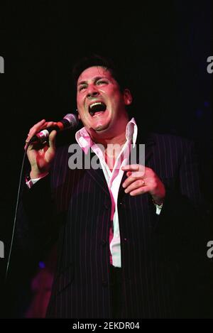 Tony Hadley sur scène au concert « The Here and Now 80 » qui s'est tenu à Wembley Arena à Londres, Royaume-Uni. 25 avril 2002 Banque D'Images