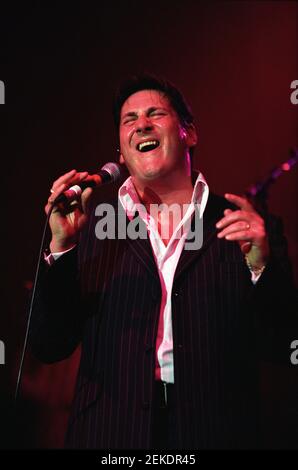 Tony Hadley sur scène au concert « The Here and Now 80 » qui s'est tenu à Wembley Arena à Londres, Royaume-Uni. 25 avril 2002 Banque D'Images