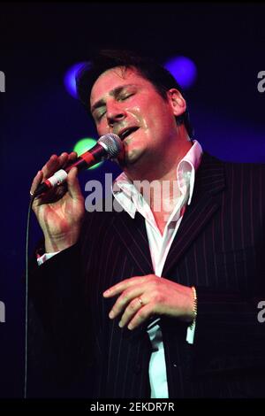 Tony Hadley sur scène au concert « The Here and Now 80 » qui s'est tenu à Wembley Arena à Londres, Royaume-Uni. 25 avril 2002 Banque D'Images