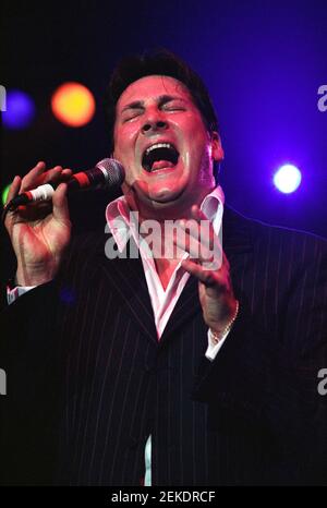 Tony Hadley sur scène au concert « The Here and Now 80 » qui s'est tenu à Wembley Arena à Londres, Royaume-Uni. 25 avril 2002 Banque D'Images